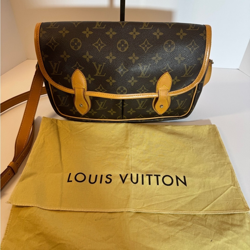 Louis Vuitton Sac Gibeciere  Crossbody - Picture 9 of 15